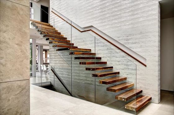 Лестница стали углерода балясины твердой древесины квартиры крытая стеклянная прямая