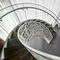 Дизайн проступи перил утюга Роугхт лестницы белого металла современный изогнутый деревянный